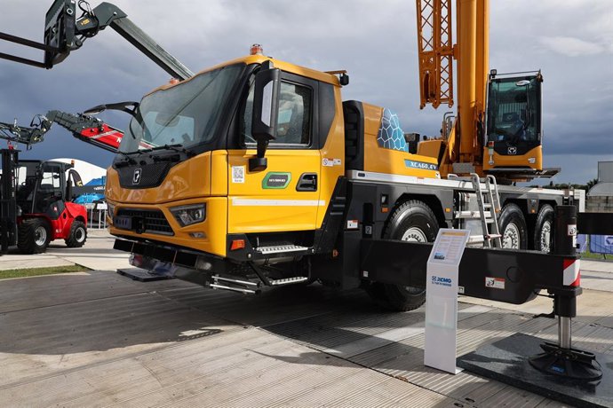 XCMG introduces the industry's first hybrid all-terrain crane XCA60_EV at Vertikal Days in the UK.