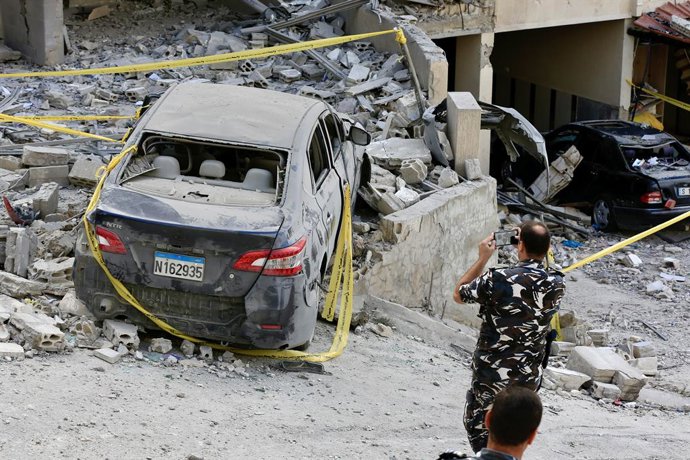 NABATIEH, 16 de setembro de 2025 -- Um homem tira fotos de um carro-bomba bombardeado pelas forças israelenses em Nabatieh, no sul do Líbano, em 16 de setembro de 2025. Os militares israelenses disseram no final da segunda-feira que atingiram um local de 