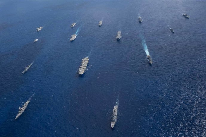 Archivo - 20 de julho de 2025 - Mar de Coral - Navios da Marinha dos EUA do America Strike Group, liderados pelo navio de assalto anfíbio destacado USS America (LHA 6), navegam em formação com a Marinha Real Australiana, a Marinha da República da Coreia, 