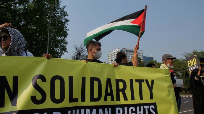 Archivo - 27 de outubro de 2023, Jacarta, Jacarta, Indonésia: manifestação em frente à embaixada dos Estados Unidos em Jacarta, realizada pela Anistia Internacional em Jacarta, sobre o ataque de Israel à Palestina, exigindo o fim do ataque que resultou em
