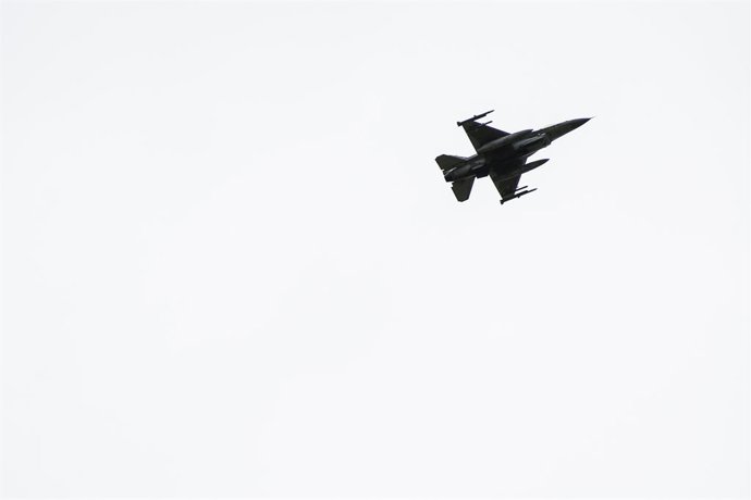 17 de setembro de 2025, Orzysz, Voivodia de Warmian-Masurian, Polônia: Avião de combate F-16 sobrevoa durante exercícios militares da Polônia e de países aliados da OTAN. A Polônia e os países aliados da OTAN realizaram exercícios militares em um campo de