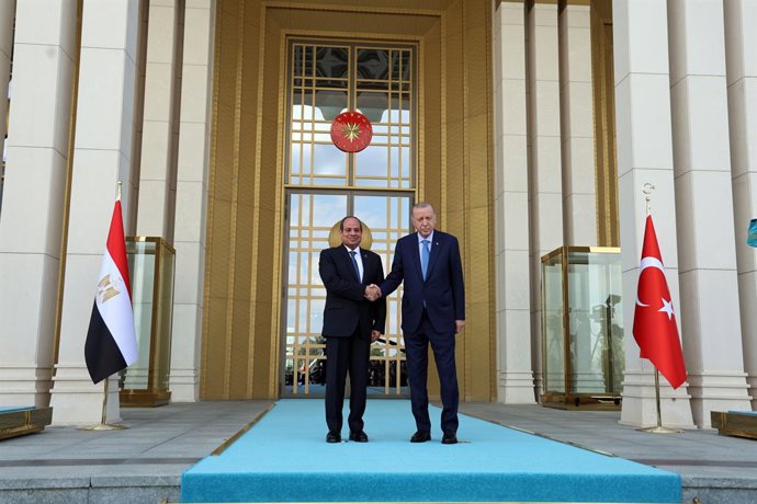 Archivo - ANKARA, Sept. 4, 2024  -- Turkish President Recep Tayyip Erdogan (R) shakes hands with  Egyptian President Abdel-Fattah al-Sisi during a welcome ceremony in Ankara, Trkiye, on Sept. 4, 2024. Turkish President Recep Tayyip Erdogan and his Egypt