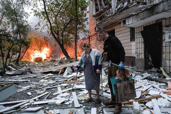Archivo - 31 July 2025, Ukraine, Kiev: People inspect the damage caused by a Russian air strike on Kiev. Photo: Patryk Jaracz/SOPA Images via ZUMA Press Wire/dpa