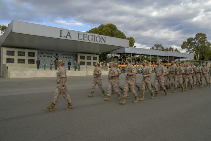 Archivo - Legionarios que se van a desplegar en Irak desfilan en la parada militar en Viator (Almería)