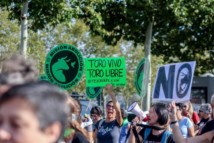 Archivo - Decenas de personas durante la manifestación anual ‘Misión Abolición’ del Partido Animalista Con el Medio Ambiente (PACMA), frente a la plaza de toros de Las Ventas, a 21 de septiembre de 2024, en Madrid (España). 