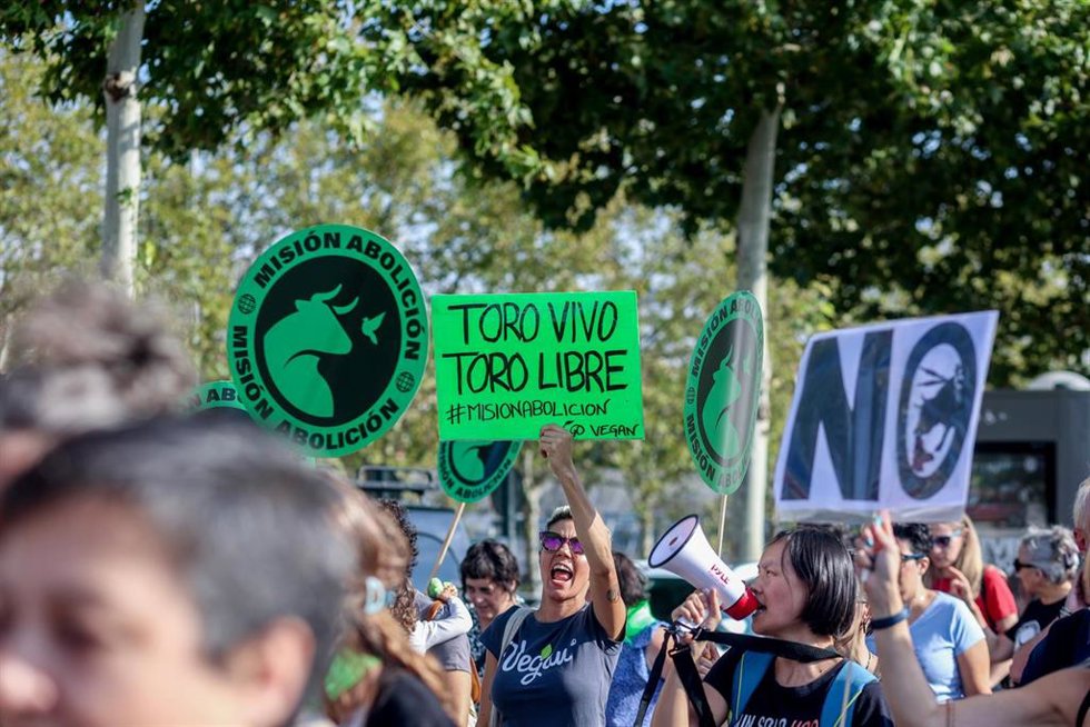 Archivo - Decenas de personas durante la manifestación anual Misión Abolición del Partido Animalista Con el Medio Ambiente (PACMA), frente a la plaza de toros de Las Ventas, a 21 de septiembre de 2024, en Madrid (España). 