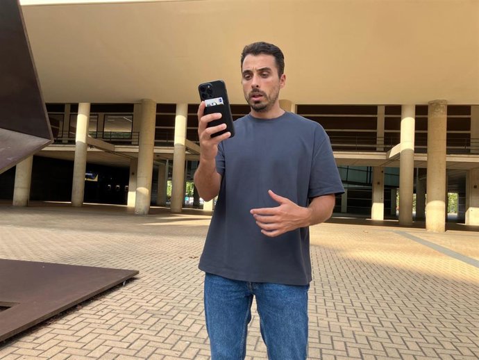 El economista y divulgador financiero Andrés González --conocido en redes como La pizarra de Andrés--, interactuando con sus seguidores.