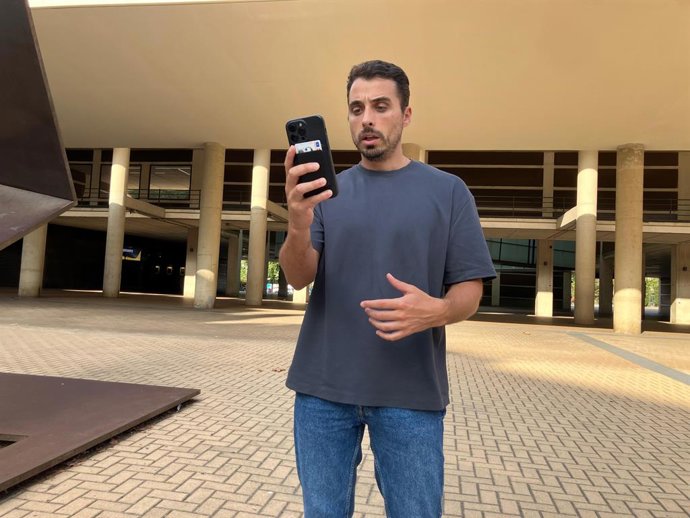 L'economista i divulgador financer Andrés González --conegut en xarxes com La pissarra d'Andrés--, interactuant amb els seus seguidors.