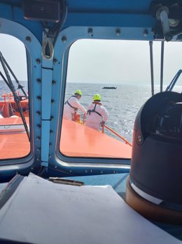 Embarcación de Salvamento Marítimo rescatando a migrantes en aguas de Canarias