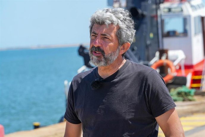 Archivo - El director de cine,  Alberto Rodríguez atiende a los medios de comunicación por el rodaje de la película "Los Tigres", a 29 de mayo de 2024, en Huelva, Andalucía (España). Rodaje de 'Los tigres' nuevo proyecto cinematográfico del director Alber