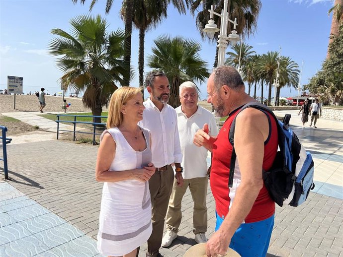 Concejales socialistas en el paseo marítimo Antonio Banderas.
