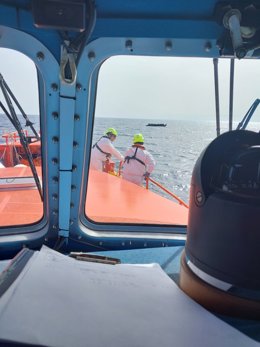 Barco do Salvamento Marítimo resgatando migrantes nas águas das Ilhas Canárias.