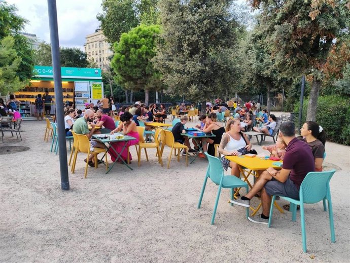 Una zona del espacio, con el quiosco de la Clariana al fondo