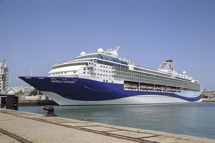 Archivo - Un crucero haciendo escala en el puerto de Cádiz en una imagen de archivo.