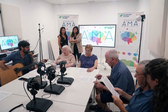 La responsable de Solidaridad e Investigación de la Fundación Unicaja, Ana Cabrera, acompañada de la presidenta de AFA Málaga, María José Domingo, ha visitado uno de los talleres de musicoterapia coincidiendo con el día mundial de la enfermedad.