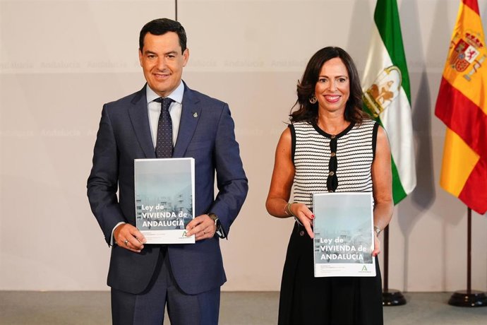 El presidente de la Junta de Andalucía, Juanma Moreno, y la consejera de Fomento, Rocío Díaz, en la presentación de la futura Ley de la Vivienda de Andalucía, que se hizo el 9 de septiembre en el Palacio de San Telmo.
