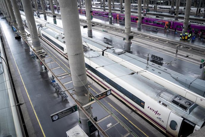 Archivo - Dos AVE de Renfe estacionados en una de las vías de la estación Puerta de Atocha-Almudena Grandes 