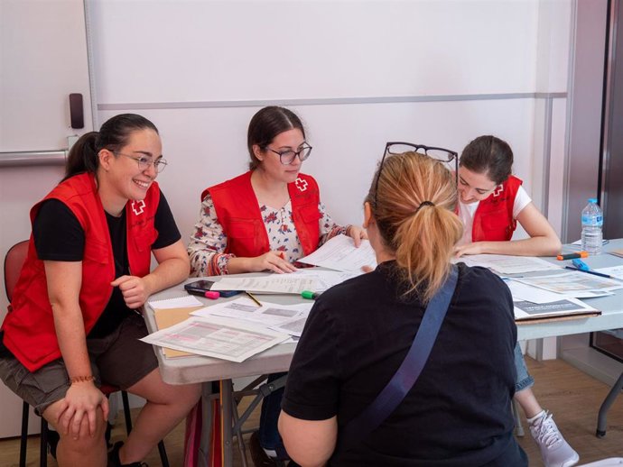 Reparto de material escolar a menores a través de Cruz Roja.