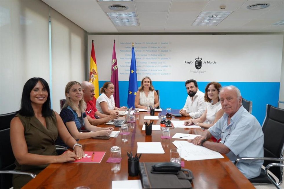 La consejera de Política Social, Mujer e Igualdad, Conchita Ruiz, junto con los miembros del jurado de los Premios Mayores Región de Murcia.