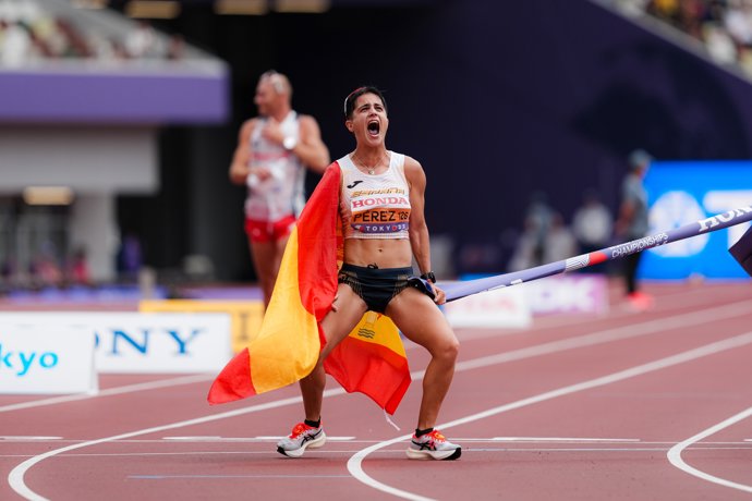 María Pérez celebra su título de campeona del mundo de 35 kilómetros marcha