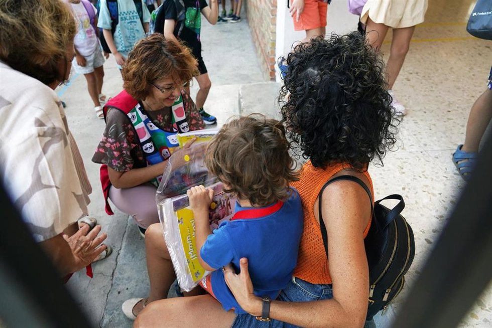 Archivo - Niños accediendo al centro escolar el primer día de clase tras la vacaciones de verano, a 10 de septiembre de 2024, en Málaga, Andalucía (España). (Foto de archivo).