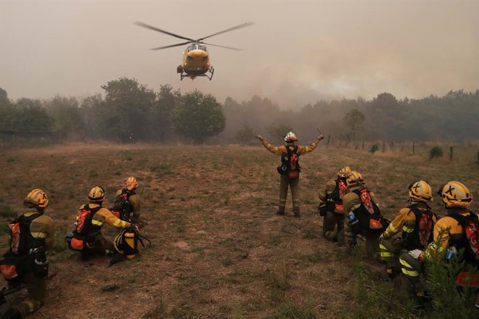 Varios bomberos forestales tratan de extinguir el fuego en Lornís, a 18 de septiembre de 2025, en Pantón, Lugo, Galicia (España). Un incendio forestal activo en el municipio lucense de Pantón, en la parroquia de Pombeiro, ha obligado a decretar el nivel 2