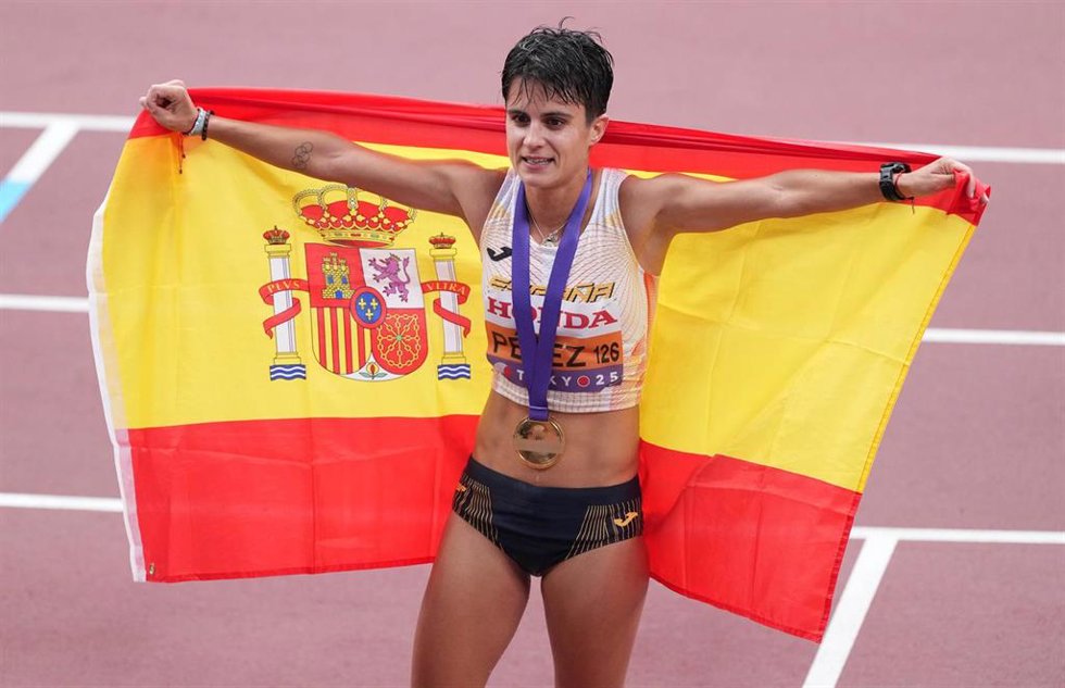 María Pérez celebra su oro en 20 km marcha en los Mundiales de Tokio