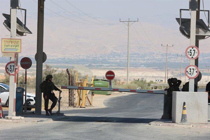Archivo - Militares del Ejército de Israel en el paso fronterizo del puente de Allenby o puente del Rey Hussein, que conecta Jordania con Cisjordania (archivo)