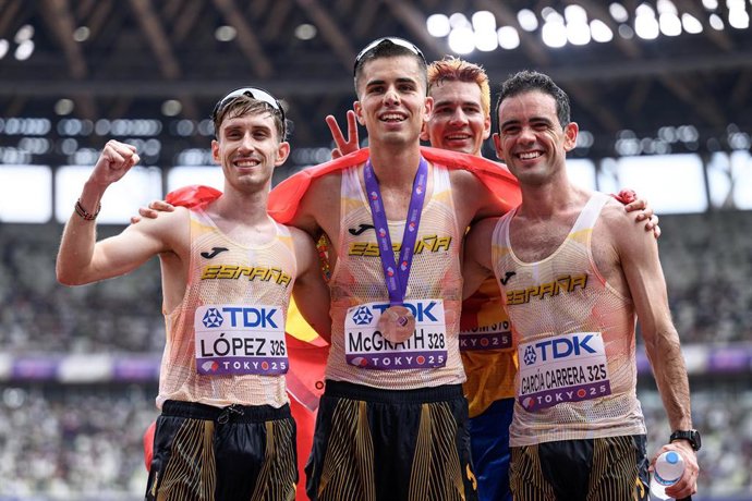Álvaro López, Paul McGrath y Diego García Carrera tras la prueba de 20 km marcha de los Mundiales de atletismo de Tokio