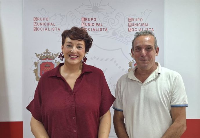El secretario de Educación del PSOE de Málaga, Antonio Ruiz, y la edil socialista en Ronda, Pepa Cabrera, han criticado la que han considerado "política de recortes" del presidente de la Junta de Andalucía, Juanma Moreno, en el inicio del curso escolar