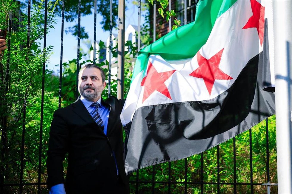 El ministro de Exteriores de Siria, Asaad al Shaibani, durante el izado de la bandera siria en la Embajada en Estados Unidos