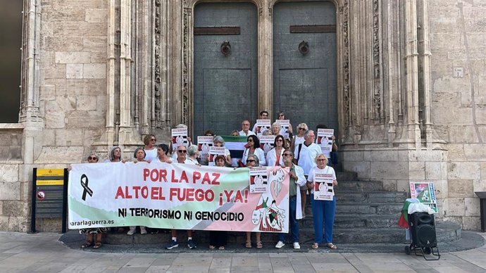 Una concentración en València homenajea a los sanitarios de Gaza: "Cada día que resistís, salváis vidas"