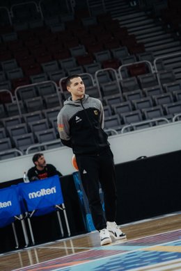 Archivo - El preparador físico de la selección alemana de baloncesto, Roberto Molina, doctor por la UR