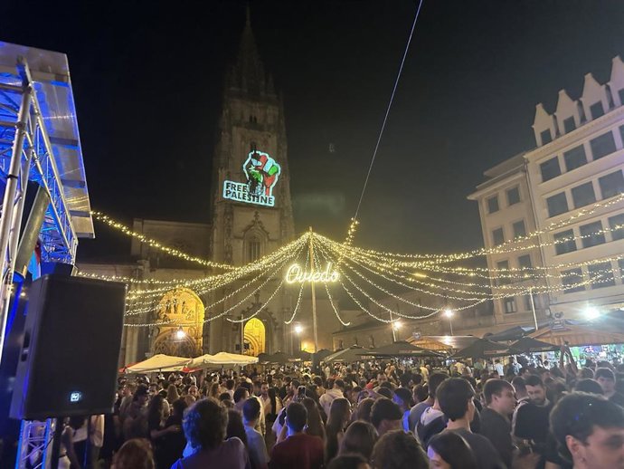 Fiestes Populares proyecta la bandera de Palestina en la Catedral de Oviedo