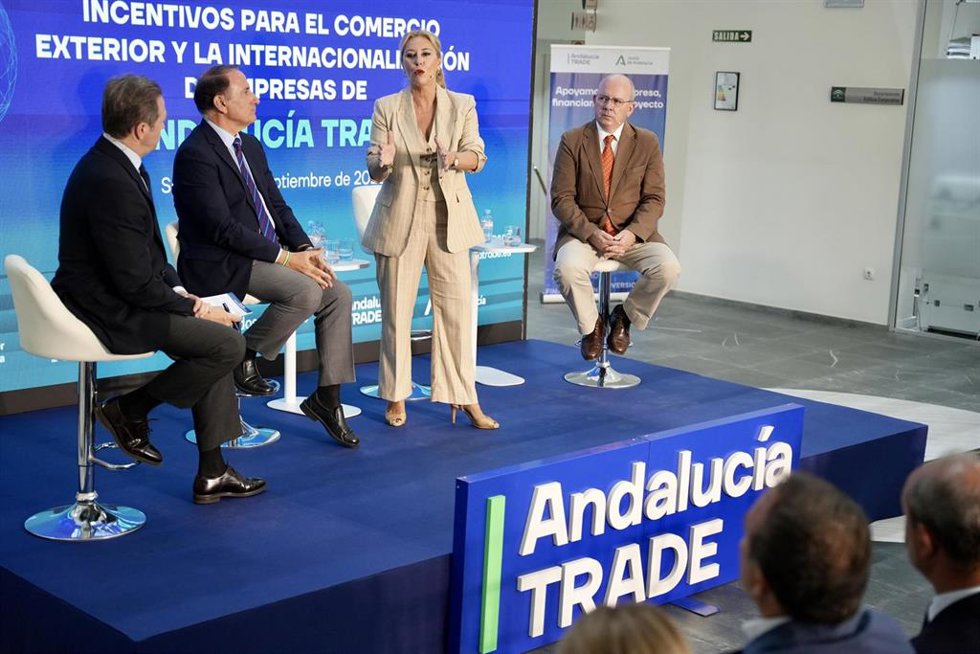 El presidente de la CEA, Javier González de Lara (2i); la consejera de Economía, Hacienda y Fondos Europeos, Carolina España (2d); y el presidente de la Cámara de Jerez, Javier Sánchez Rojas (1d), en jornada informativa de Andalucía Trade. (Foto archivo