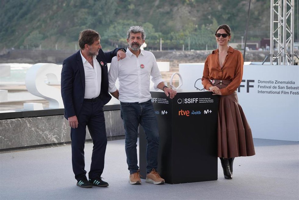 (I-D) El actor Antonio de la Torre, el director Alberto Rodríguez, y la actriz Bárbara Lennie, durante la presentación de la película Los Tigres, en la 73 edición del Festival de Cine de San Sebastián, en el Palacio de Congresos y Auditorio Kursaal, a