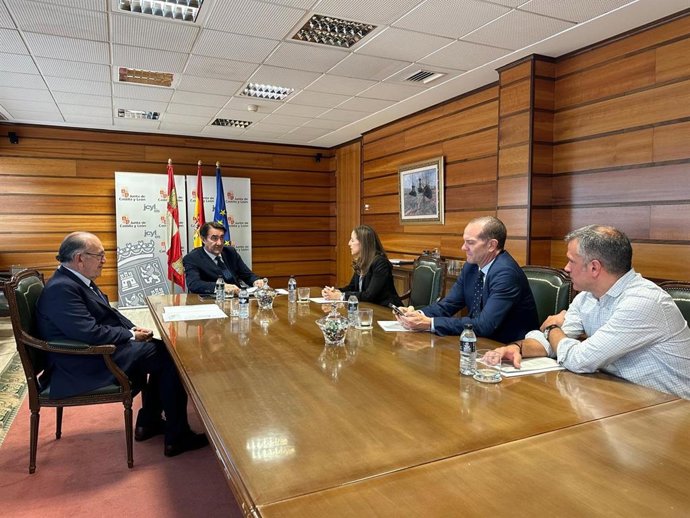 El consejero de Medio Ambiente, Vivienda y Ordenación del Territorio, Juan Carlos Suárez-Quiñones, mantiene una reunión con la CEO de Ecoembes, Rosa Trigo,
