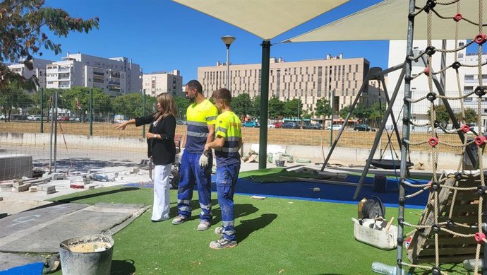 Instalación de toldos en las tres áreas de juegos infantiles situadas en la calle Faustino Gutiérrez Alviz, en el Distrito Este-Alcosa-Torreblanca.