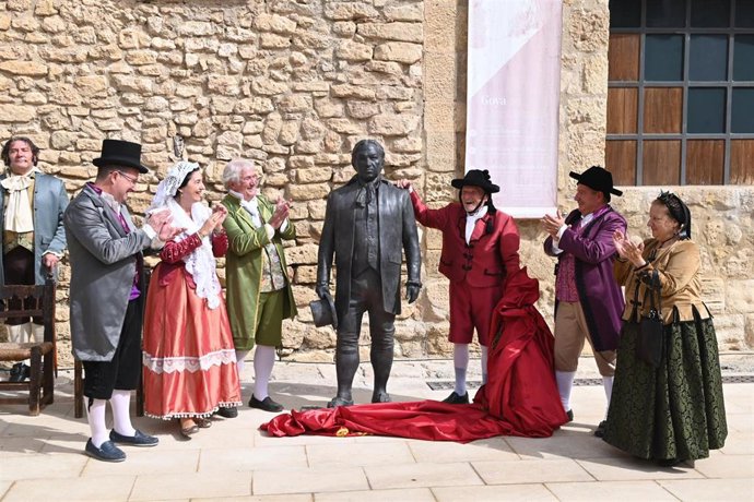 Los artistas Antonio López (3d) y Andrés García Ibáñez (1i), durante la inauguración de la escultura homenaje de Francisco Goya, a 20 de septiembre de 2025, en Fuendetodos, Zaragoza, Aragón (España). 