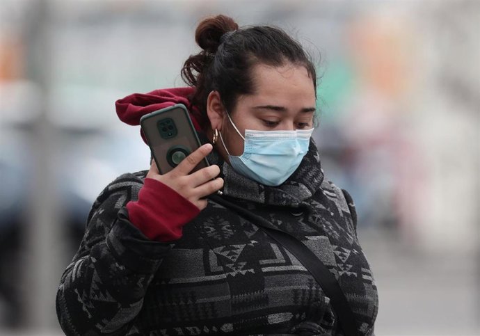 Archivo - Una persona con mascarilla, foto de archivo.