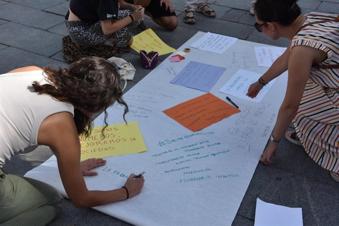 Alrededor de una decena de profesionales del sector social se han reunido este sábado en Mérida en un acto reivindicativo contra la precariedad laboral