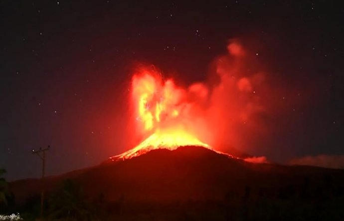 Archivo - Erupción del volcán Lewotobi, en la isla de Flores, Indonesia (archivo)