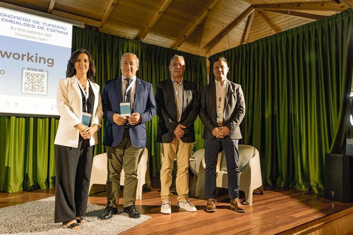 La vicepresidenta primera de Territorio, Igualdad y Cultura de la Diputación de Cáceres, Esther Gutiérrez, interviene en el I Congreso de Turismo de Embalses celebrado en A Fonsagrada (Lugo)