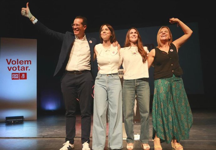 La secretaria general del PSPV-PSOE, Diana Morant, la secretaria de Igualdad del PSOE, Pilar Bernabé, el secretario general del PSPV-PSOE de la provincia de Alicante, Rubén Alfaro, y la secretaria general del PSOE de Torrevieja, Bárbara Soler.