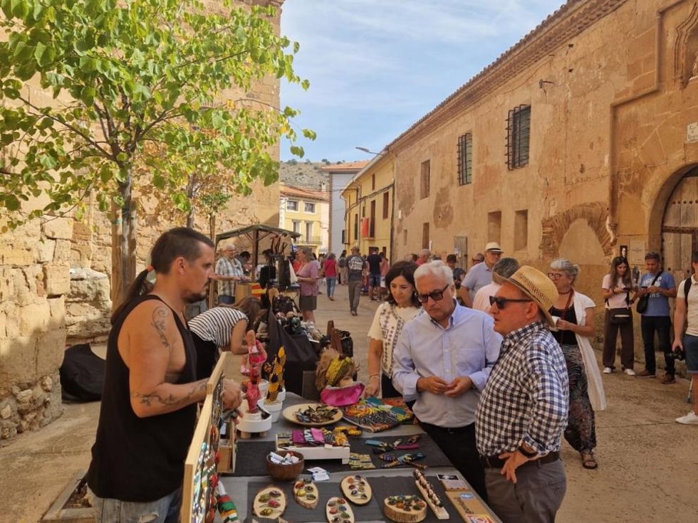 El consejero de Agricultura, Ganadería y Alimentación, Javier Rincón, inaugura la IX Feria del Manubles en Torrelapaja (Zaragoza)
