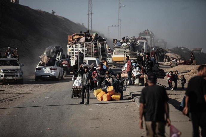 Palestinos desplazados por la ofensiva del Ejército de Israel para intentar capturar la ciudad de Gaza, en el norte de la Franja de Gaza