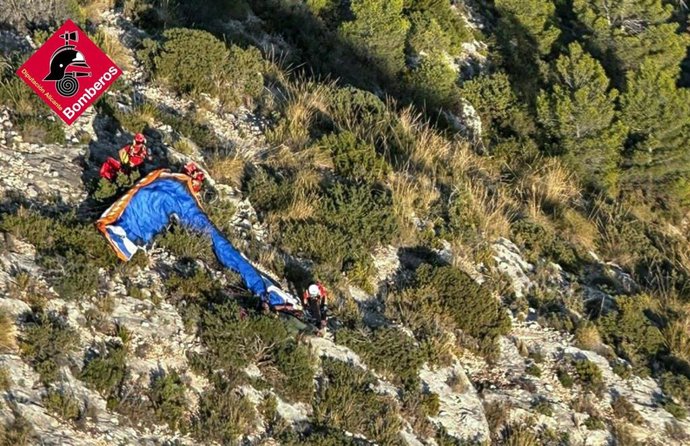 Rescatan en helicóptero a un hombre herido al caer con su parapente en Ibi
