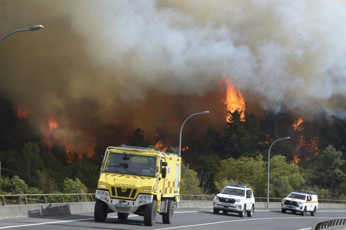 Varios servicios de emergencia trabajan en la extinción del fuego, en las proximidades de O Bolo, a 19 de septiembre de 2025, Ourense, Galicia (España). La Consellería do Medio Rural ha informado de un incendio forestal activo en el ayuntamiento ourensano