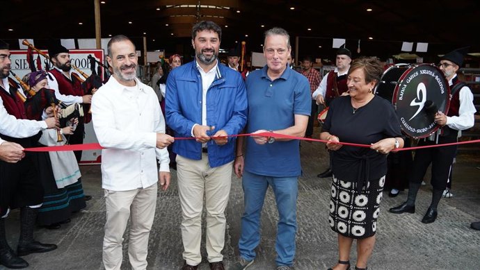 Ángel García; el alcalde de Valdés, Óscar Pérez; el consejero de Medio Rural y Políticas Agrarias, Marcelino Marcos y la concejala de Festejos, Mercados y Bienestar Animal, Ana Nosti.