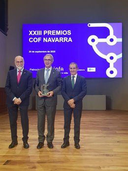Enrique Ordieres, junto con el consejero de salud Fernando Domínguez y el presidente del COFNA Alberto Mantilla.